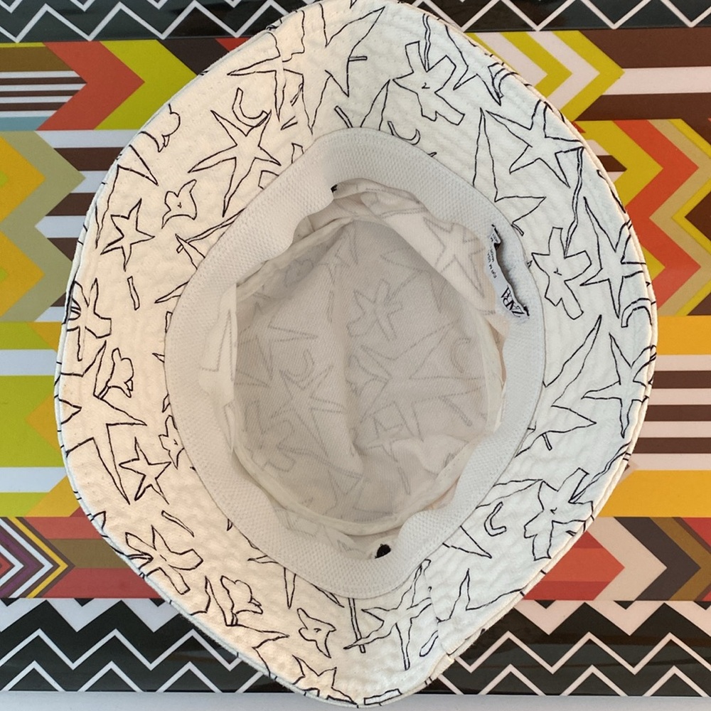 Sebastian Curi White Bucket Hat from Zara with Black Star Pattern - Picture 4 of 5